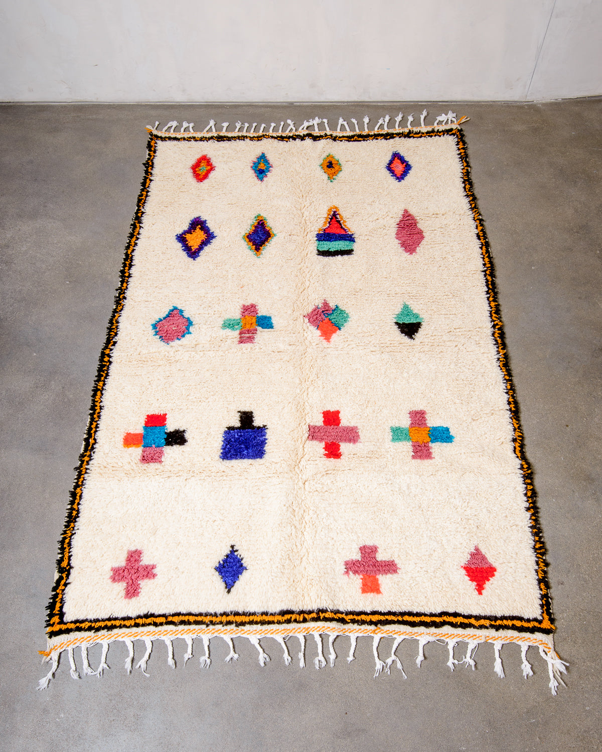 Modern designer handcrafted Berber rug from Morocco. Azilal rug with beautiful colours and patterns. Made of sheep’s wool and cotton.